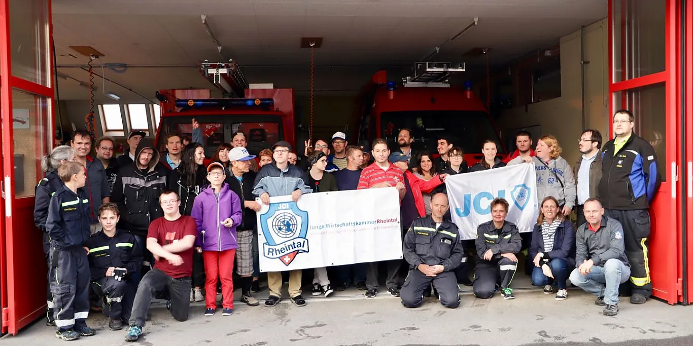 JCI Rheintal löscht mit Rhyboot das Feuer! JCI Rheintal löscht mit Rhyboot das Feuer!