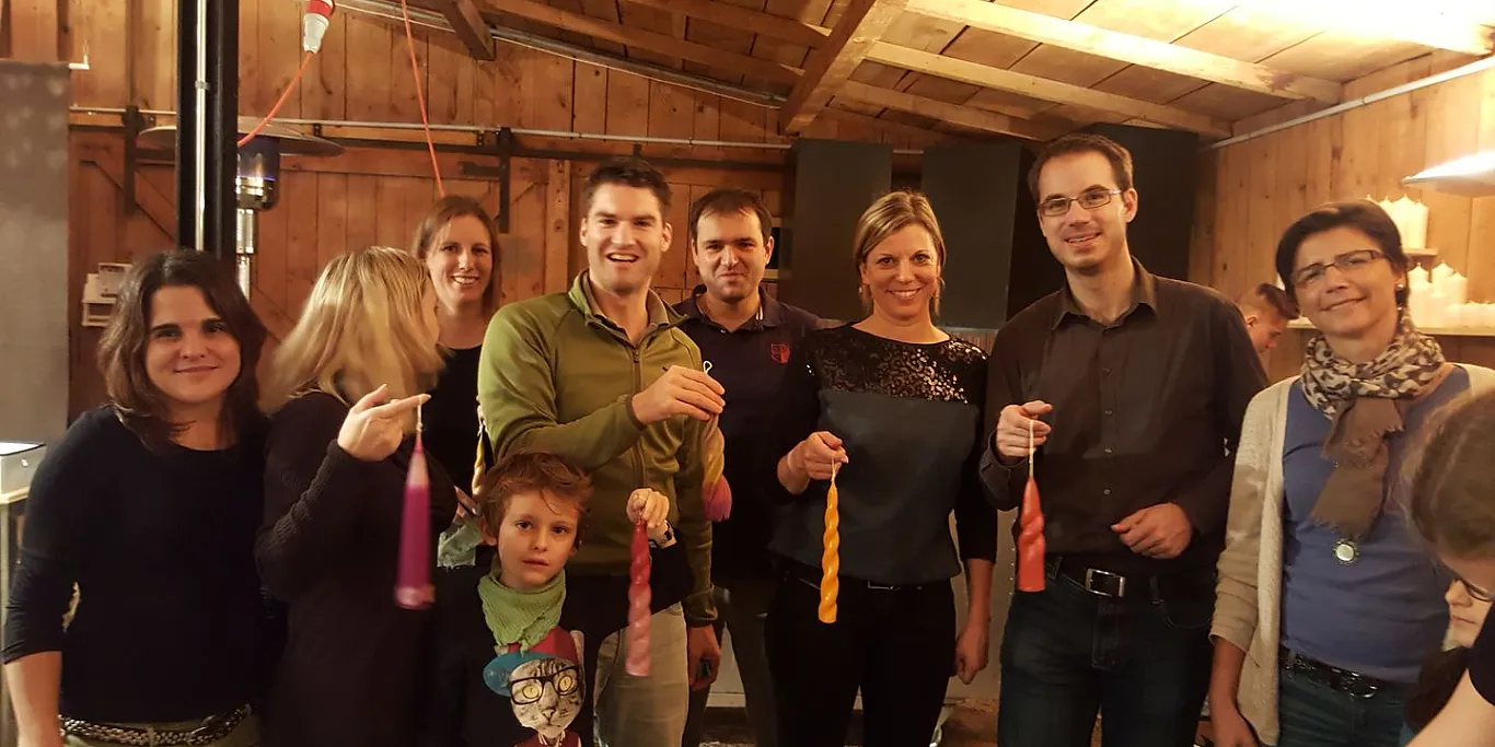 Kerzenziehen mit Kindern aus dem Heim Kerzenziehen mit Kindern aus dem Heim